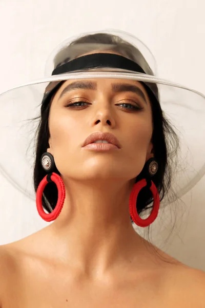 Vacker kvinna med mörkt hår i mode transparent hatt och lu — Stockfoto
