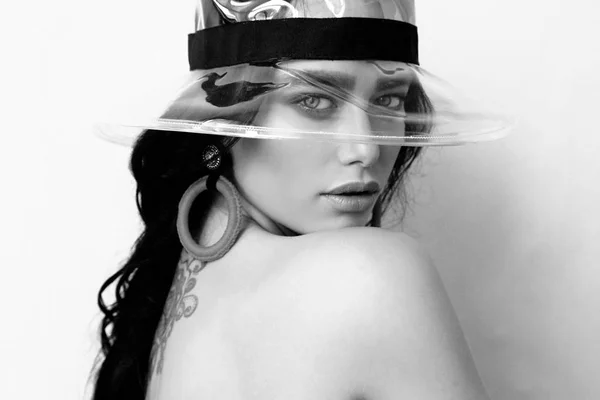 Mulher bonita com cabelo escuro na moda chapéu transparente e lu — Fotografia de Stock