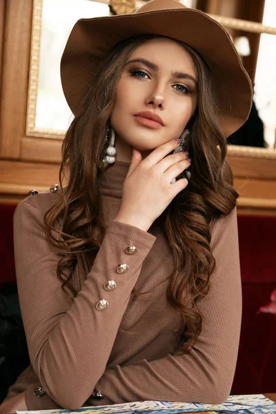 Hermosa mujer con el pelo oscuro en ropa elegante sentado en caf —  Fotos de Stock