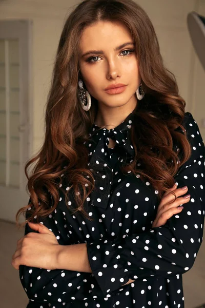 Hermosa mujer con cabello oscuro en blusa elegante y accesorios —  Fotos de Stock