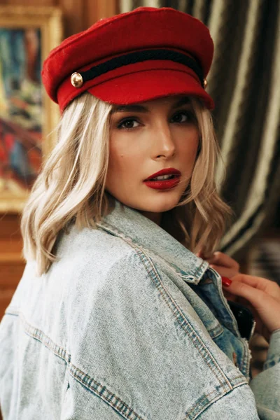 Hermosa mujer con cabello rubio en ropa casual y sombrero rojo si —  Fotos de Stock