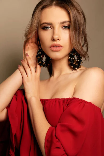 Hermosa mujer sexy con cabello oscuro en vestido elegante con earrin —  Fotos de Stock