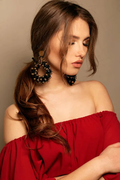 Bela mulher sexy com cabelo escuro em vestido elegante com earrin — Fotografia de Stock