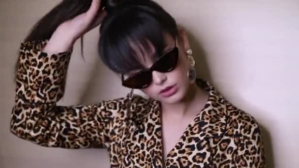 우아한 선글라스카메라에 메이크업과 어두운 머리와 아름다운 섹시한 여자의 — 비디오