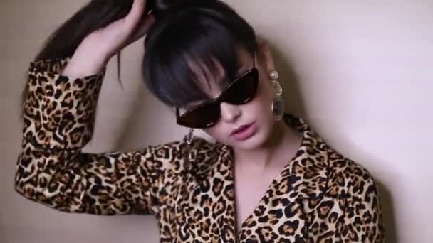 Foto Moda Hermosa Mujer Sexy Con Cabello Oscuro Con Maquillaje — Vídeo de stock