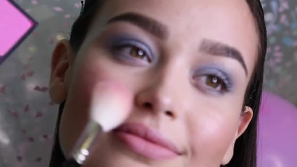 Vídeo Moda Hermosa Mujer Joven Con Pelo Oscuro Maquillaje Brillante — Vídeos de Stock