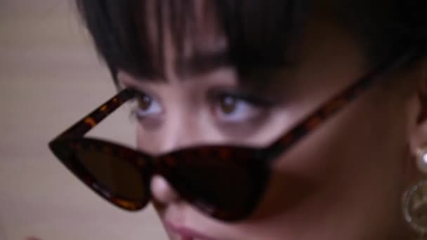 Vídeo Moda Bela Jovem Com Cabelo Escuro Maquiagem Brilhante — Vídeo de Stock