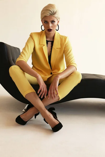 Mujer sensual con el pelo rubio corto en businessli amarillo elegante —  Fotos de Stock