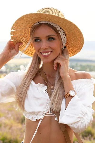 Schöne Frau mit blonden Haaren in eleganter Kleidung und Accessoires — Stockfoto