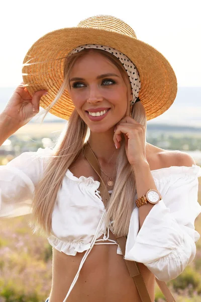 Beautiful woman with blond hair in elegant clothes and accessori — Stock Photo, Image