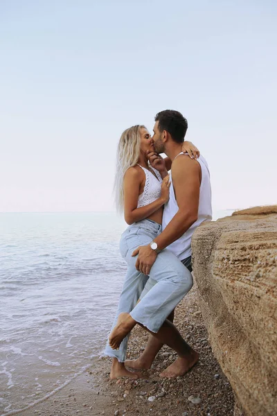 美丽的可爱的夫妇穿着牛仔裤，在夏天的海滩 — 图库照片