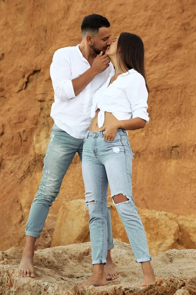 Vackra härliga par bär jeans, poserar på Summer Beach — Stockfoto