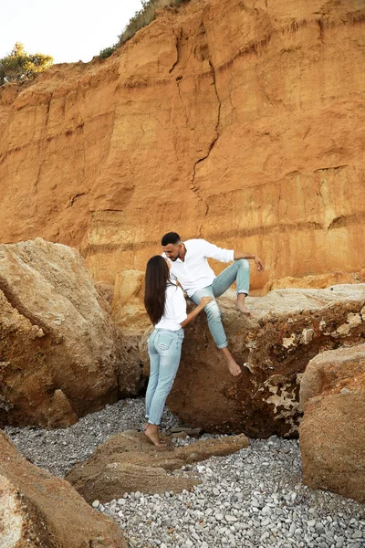 Vackra härliga par bär jeans, poserar på Summer Beach — Stockfoto