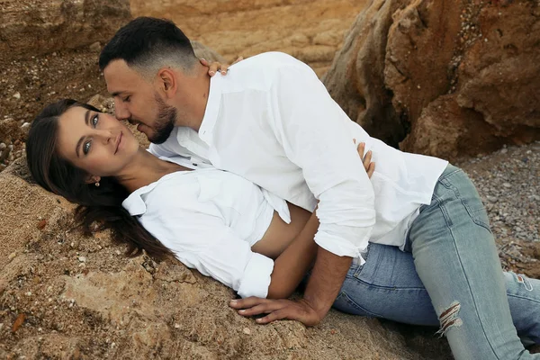 Beau beau couple portant un jean, posant à la plage d'été — Photo