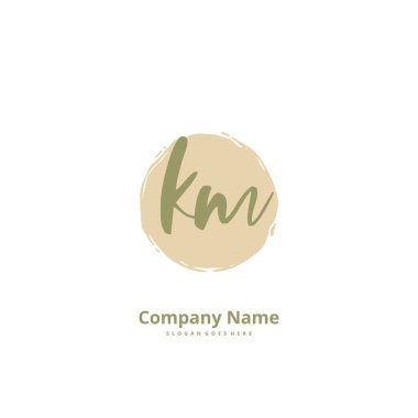 K M KM el yazısı ve daire şeklinde imzalı logo tasarımı. Moda, takım, düğün, lüks logo için güzel tasarım logosu.