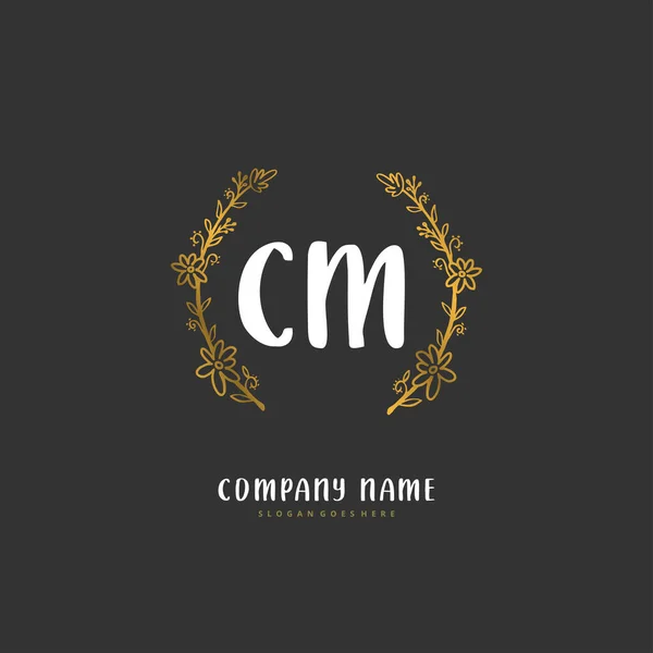 初期のC Cm手書きとサークル付きの署名ロゴデザイン ファッション チーム 結婚式 高級ロゴのための美しいデザイン手書きのロゴ — ストックベクタ