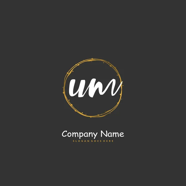 初期U Um手書きと円と署名のロゴデザイン ファッション チーム 結婚式 高級ロゴのための美しいデザイン手書きのロゴ — ストックベクタ