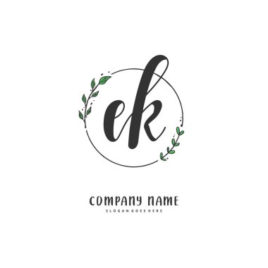 İlk E K el yazısı ve daire şeklinde imzalı logo tasarımı. Moda, takım, düğün, lüks logo için güzel tasarım logosu.