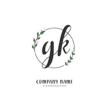 G K el yazısı ve daire şeklinde imzalı logo tasarımı. Moda, takım, düğün, lüks logo için güzel tasarım logosu.