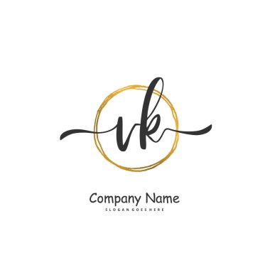 İlk V K VK el yazısı ve daire şeklinde imzalı logo tasarımı. Moda, takım, düğün, lüks logo için güzel tasarım logosu.