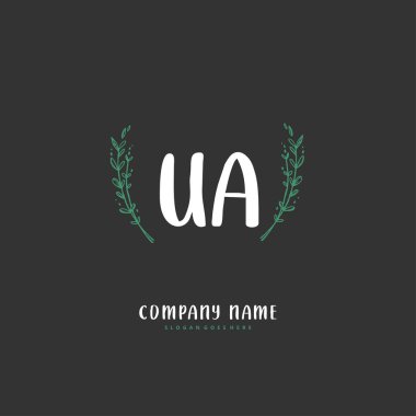 U A UA el yazısı ve daire şeklinde imzalı logo tasarımı. Moda, takım, düğün, lüks logo için güzel tasarım logosu.