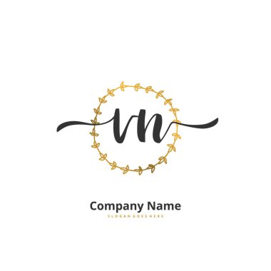 V N VN İlk el yazısı ve daire şeklinde imzalı logo tasarımı. Moda, takım, düğün, lüks logo için güzel tasarım logosu.