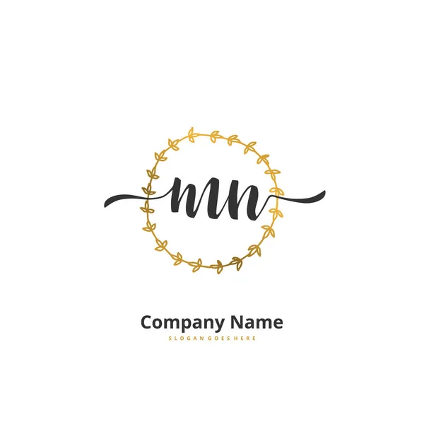 Mn円と初期手書きと署名のロゴデザイン ファッション チーム 結婚式 高級ロゴのための美しいデザイン手書きのロゴ — ストックベクタ