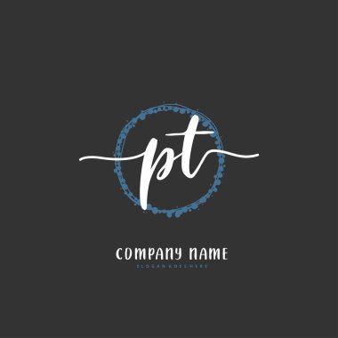 P T PT ilk el yazısı ve daire şeklinde imzalı logo tasarımı. Moda, takım, düğün, lüks logo için güzel tasarım logosu.