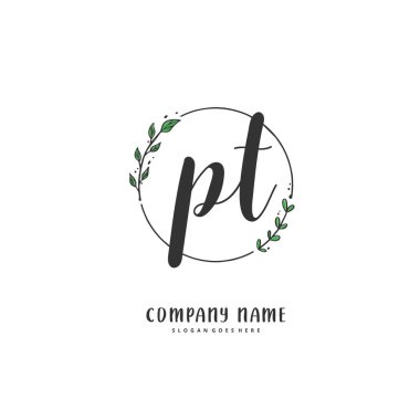 P T PT ilk el yazısı ve daire şeklinde imzalı logo tasarımı. Moda, takım, düğün, lüks logo için güzel tasarım logosu.