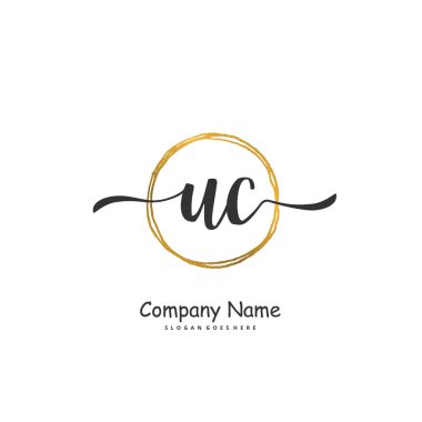 U C UC İlk el yazısı ve dairesel logo tasarımı. Moda, takım, düğün, lüks logo için güzel tasarım logosu.
