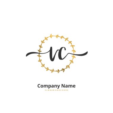 V C VC İlk el yazısı ve imzalı logo dizaynı daire şeklinde. Moda, takım, düğün, lüks logo için güzel tasarım logosu.