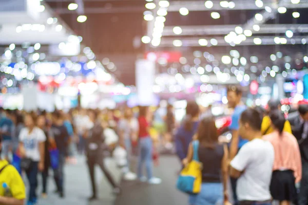 Bir sürü insan motor Show'da, bulanık