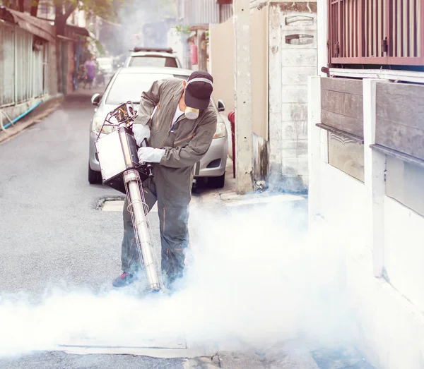 Adam iş yaymak dang humması ve zika virüs önlemek için sivrisinek ortadan kaldırmak için sisleme