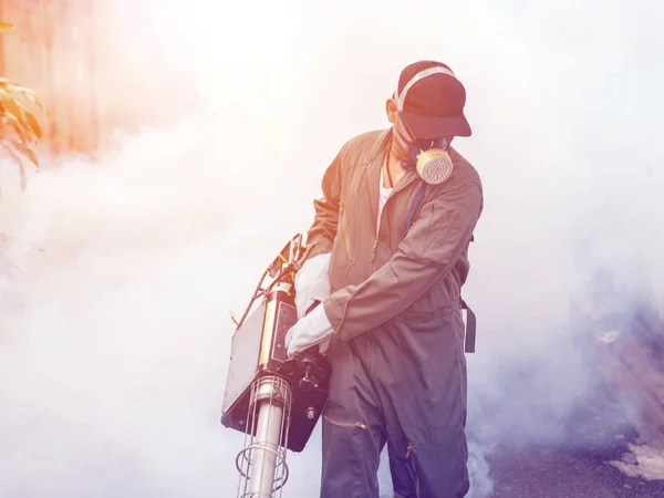 Adam iş yaymak dang humması ve zika virüs önlemek için sivrisinek ortadan kaldırmak için sisleme