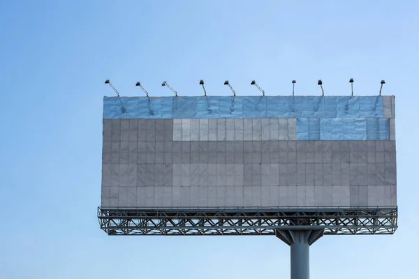 Açık hava reklam afişi için mavi gökyüzü ile Boş Billboard