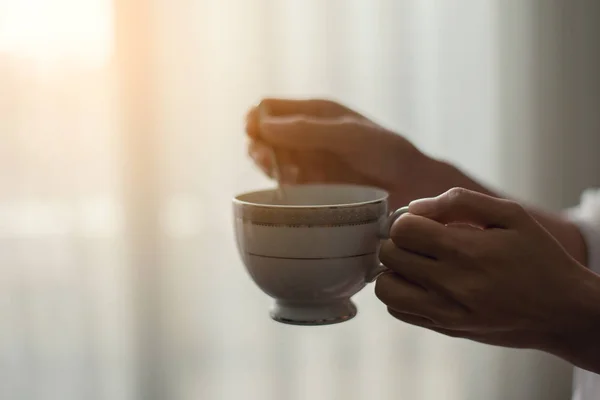 Hand Hält Eine Tasse Kaffee Und Benutzt Einen Kaffeelöffel — Stockfoto