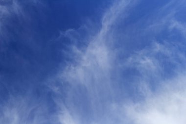 Mavi gökyüzünde beyaz kabarık bulutlar