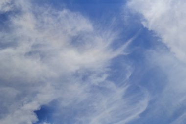 Açık mavi gökyüzü bulutlu bir arka plan duvar kağıdı olarak pastel duvar kağıdı gökyüzü