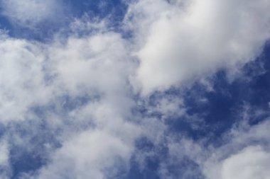 Açık mavi gökyüzü bulutlu bir arka plan duvar kağıdı olarak pastel duvar kağıdı gökyüzü