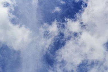 Mavi gökyüzü ve kopyalama alanı olan bulutlar