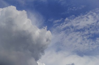 Açık mavi gökyüzü bulutlu bir arka plan duvar kağıdı olarak pastel duvar kağıdı gökyüzü
