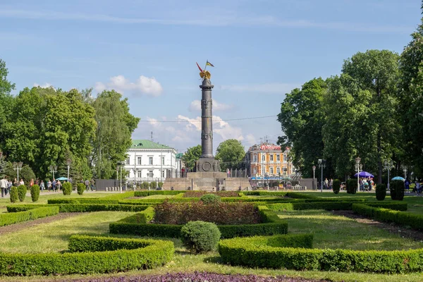 Poltava, Ukrajna - 2018. május 15.: A corpus kertben a central park Poltava, az első felében a tizenkilencedik század, a dicsőség emlékmű körül meghatározott — Stock Fotó