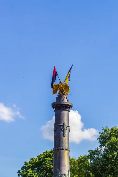 POLTAVA, UCRANIA - 15 de mayo de 2018: Monumento de Gloria con la Bandera Estatal Fija de Ucrania y la Bandera de la Organización de Nacionalistas Ucranianos — Foto de Stock