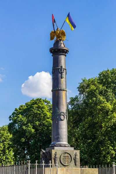 POLTAVA, UCRANIA - 15 de mayo de 2018: Monumento de Gloria con la Bandera Estatal Fija de Ucrania y la Bandera de la Organización de Nacionalistas Ucranianos — Foto de Stock