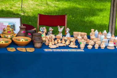 Opposhnya, Ukrayna - 14 Mayıs 2018: Counter çanak çömlek ile: Züccaciye ve Hediyelik takımları