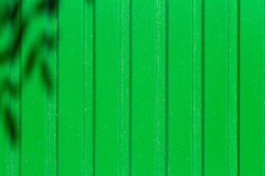 Et kalınlığı ile yivli arka plan bir yeşil Metalik duvar, bir çit doku. Kapatma profilli