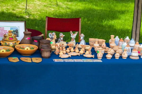 Opposhnya, Ukrayna - 14 Mayıs 2018: Counter çanak çömlek ile: Züccaciye ve Hediyelik takımları