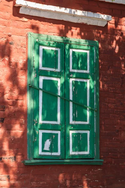 La fenêtre obturée sur le vieux mur de briques — Photo