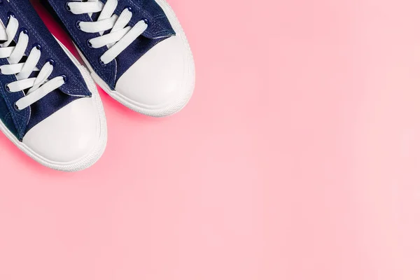 Nuove Sneakers Sfondo Rosa Vista Dall Alto Copia Spazio — Foto Stock