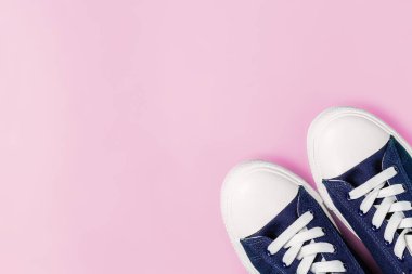 Pembe bir arka plan üzerinde yeni spor ayakkabıları. Yukarıdan görüntüleyin. Kopyalama alanı